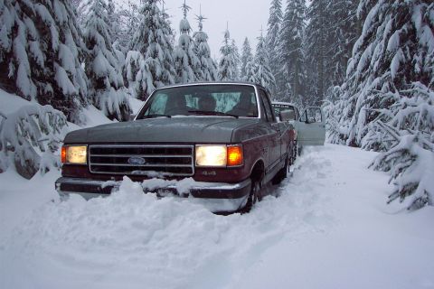 1996 Ford Bronco - Jim got stuck pushing snow and needed a little tug backwards. (high centered when the wheels started digging holes)(12/27/2003)