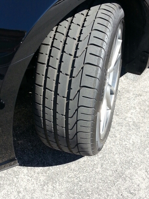 2013 Ford Mustang - Close-up view of a car's tire and wheel, with Supermotors branding visible at the bottom.