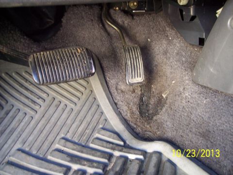 1991 Toyota Pickup/SR5 - Interior view of vehicle pedals and floor mat.