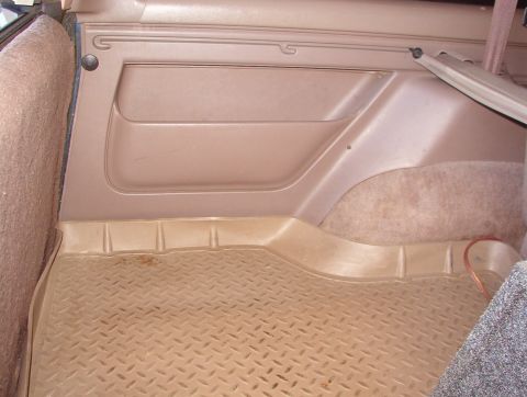 1983 Ford Bronco - Fully retracted. Cargo tray is aftermarket, and factory cargo net is missing.