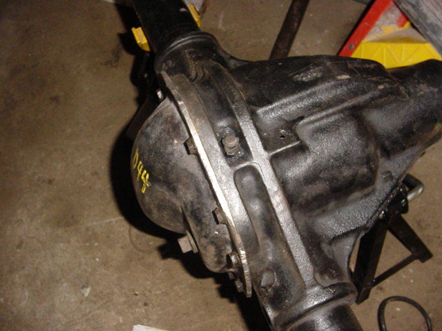 Black differential housing with yellow markings 'D44' and 'HP'