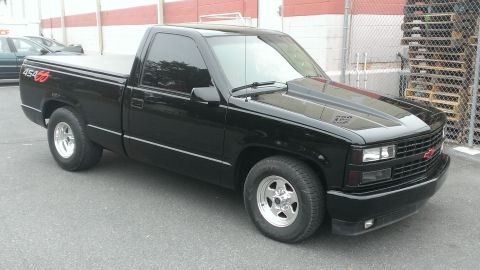 1990 Chevrolet Silverado 1500 - This 1990 Chevrolet Silverado 1500 pickup has a cowl induction hood and aftermarket wheels.