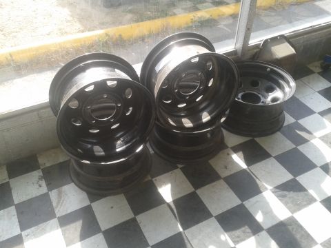 1988 Ford Bronco - 5 rims for $175...hell yea.