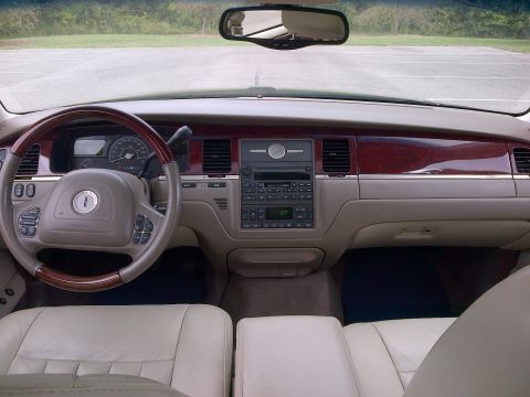 2001 Ford Crown Victoria photo