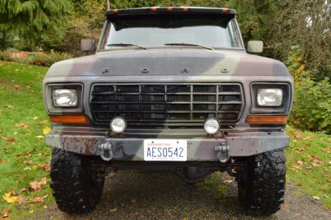 1989 Ford Bronco - This Ford truck, with its distinctive grille, appears to be from an earlier model year than claimed.