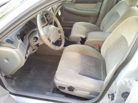 2001 Chevrolet Impala - Front interior view of a 2001 Chevrolet Impala, cloth seats and the dashboard.