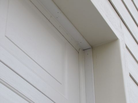 1995 Ford Bronco - Close-up view of a white garage door and adjacent siding, with a Supermotors.net watermark visible.
