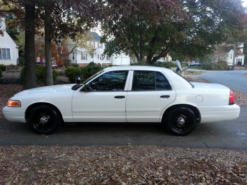 2004 Ford Crown Victoria photo