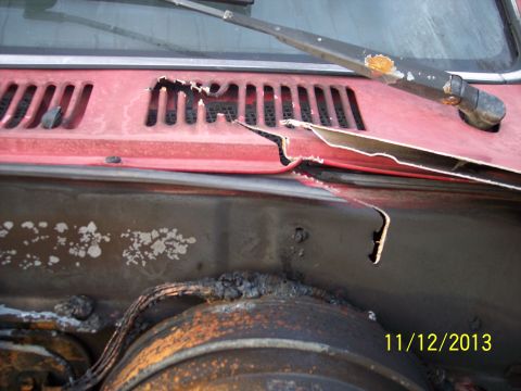 1991 Toyota Pickup/SR5 - Damage to the hood and fender area of a 1991 Toyota Pickup/SR5 is visible.
