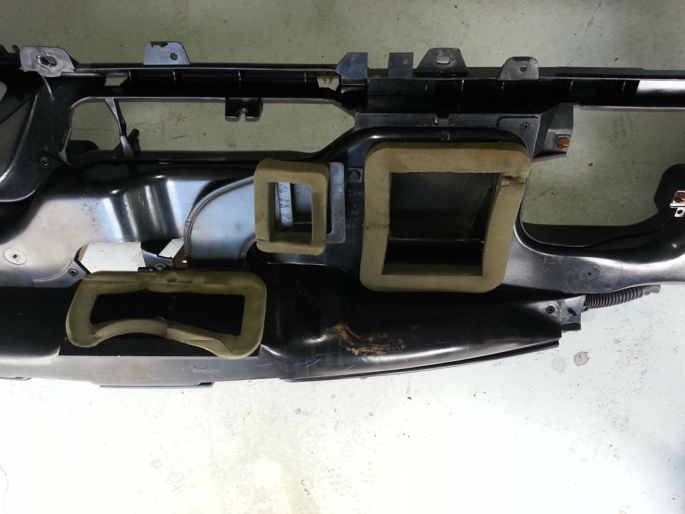 Dashboard air vents with foam insulation
