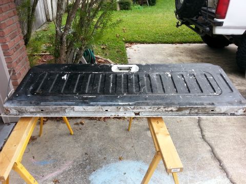 1992 Ford Bronco - another shot of the rust on the tailgate lip.