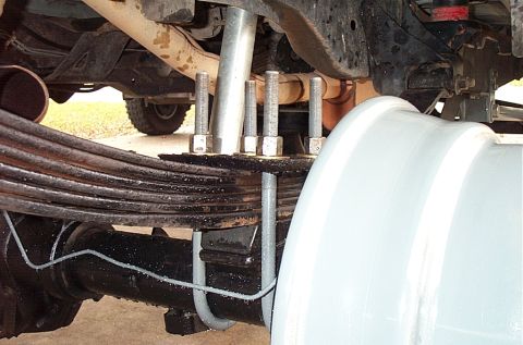 1995 Ford Bronco - Plates seem fine right now. Still might cut that extra length off of the u-bolts later in order to get a socket over them.
