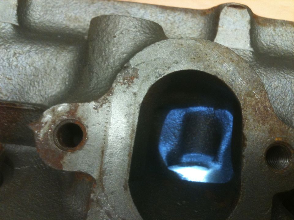 You can see the smog bump in a exhaust port in this picture.