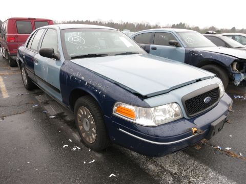 1991 Ford LTD Crown Victoria - This Ford Crown Victoria has mismatched body panels and appears to be in a salvage yard.