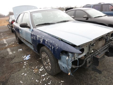 1991 Ford LTD Crown Victoria - This Ford Crown Victoria has a blue fender and a light blue hood. The front end is missing parts.