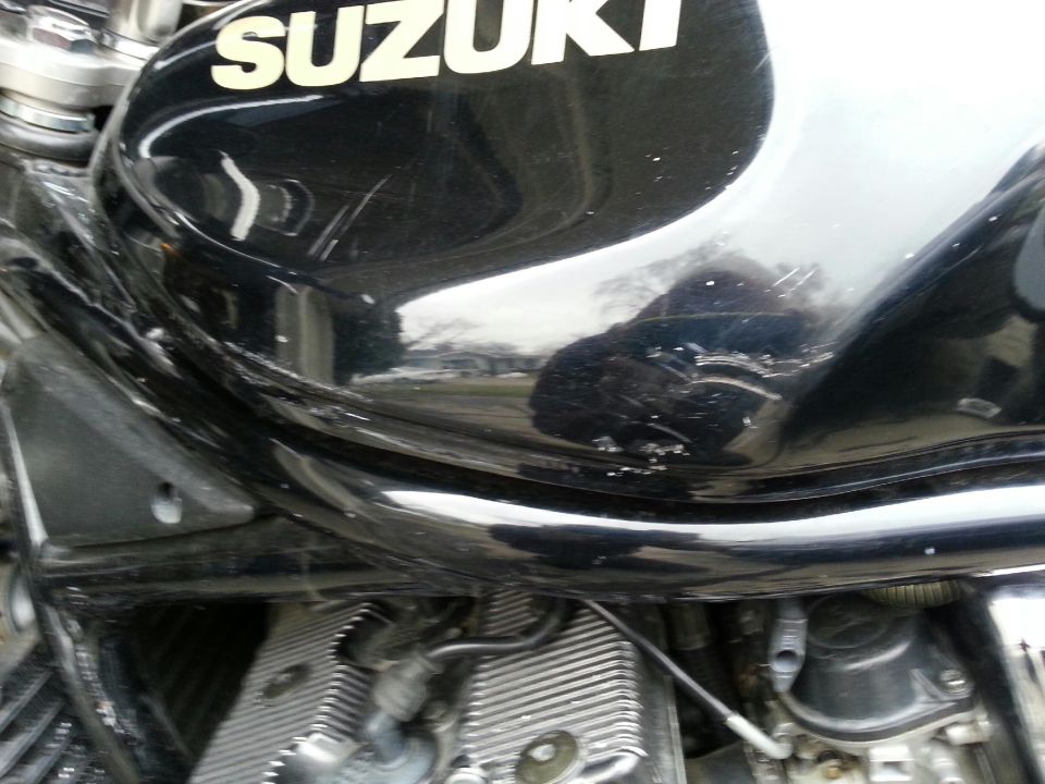 1998 Suzuki Bandit fuel tank with scratches and SUZUKI logo