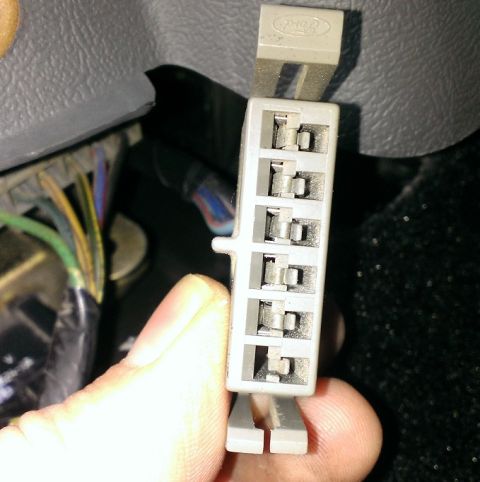 1988 Ford Bronco - Connector for clutch position sensor/switch behind radio/ashtray