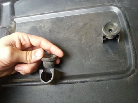 1995 Ford F-150 - A hand holds a rubber grommet next to a plastic housing, with the Supermotors logo visible in the corner.
