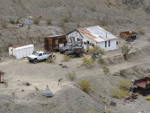 1990 Ford Bronco II - There's lots of these old miners cabins throughout the area, many of them are kept up and are habitable.