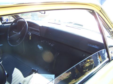 1971 Ford Ranchero - Interior view of a 1971 Ford Ranchero, its dashboard and seating.