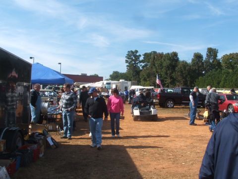 1971 Ford Ranchero - People milling around at an outdoor market with various vehicles and tents under a clear blue sky.
