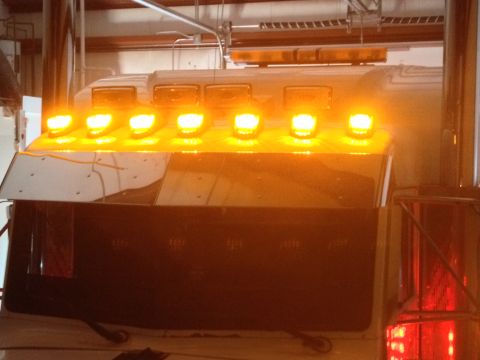 2003 Peterbilt 379 - Front view of a 2003 Peterbilt 379's roof, equipped with amber lights and a light bar.