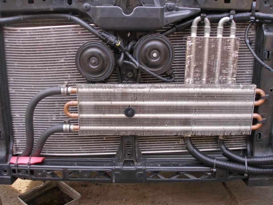 Engine oil cooler and radiator assembly with dual horns