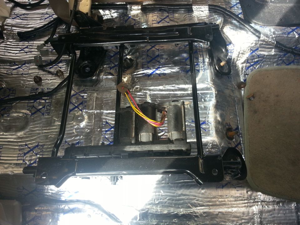 Power seat mechanism with wiring, installed on sound-dampened floor