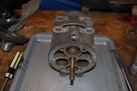 2006 Honda RANCHER - Splitting the case halves. This split is why the bolt on manifold adapters are required for the hose connections.