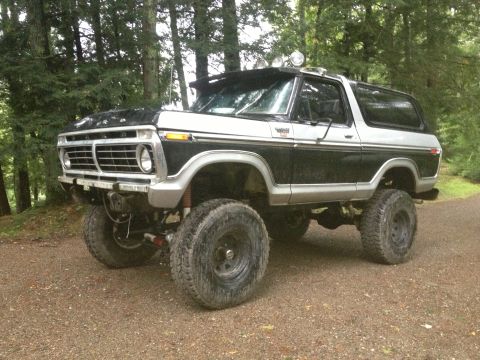 1970 Ford F-250 - This lifted 1978 Ford Bronco is equipped with large off-road tires and auxiliary lights on its roof.