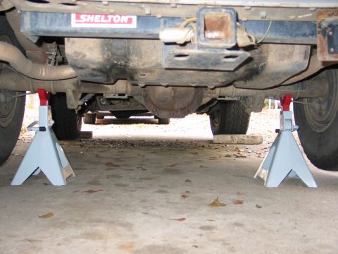 1995 Ford Bronco - Rear end on jack stands
