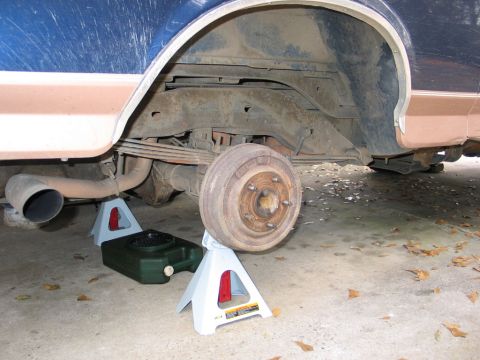 1995 Ford Bronco - remove the both rear tires