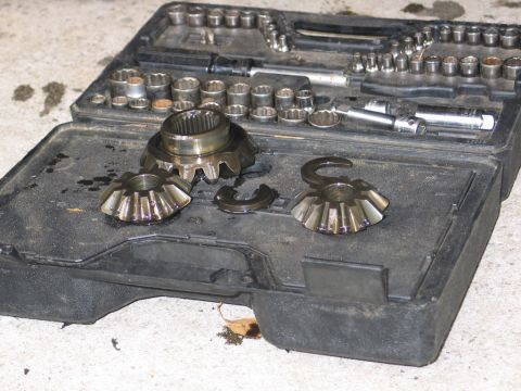 1995 Ford Bronco - remove the side gears and the pinion gears