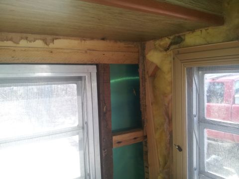 1986 Ford Bronco - Unfinished interior with a window showing a red vehicle outside. Supermotors.net logo visible.