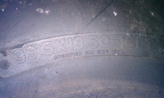 Tire sidewall with text 39.5X13.50-16L and SPECIFIED RIM SIZE 13x10