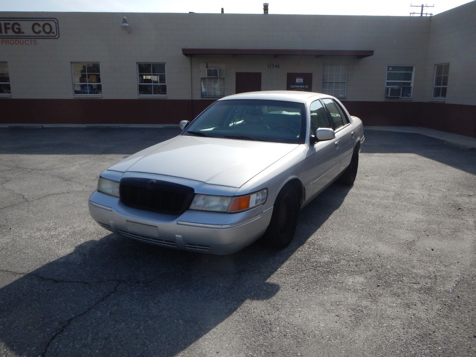Silver 2002 Mercury Grand Marquis sedan, black grille, 3q-front view