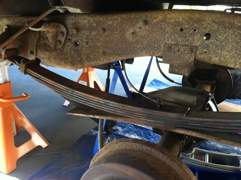 Rear leaf spring suspension on jack stands