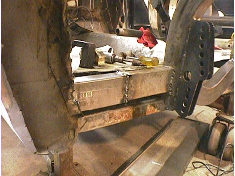1960 Ford Falcon - The vehicle's frame is being worked on, with tools laid out on a metal support. The Supermotors.net watermark is visible.