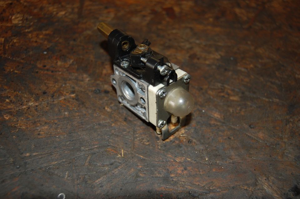 carburetor assembly with brass fitting and clear primer bulb