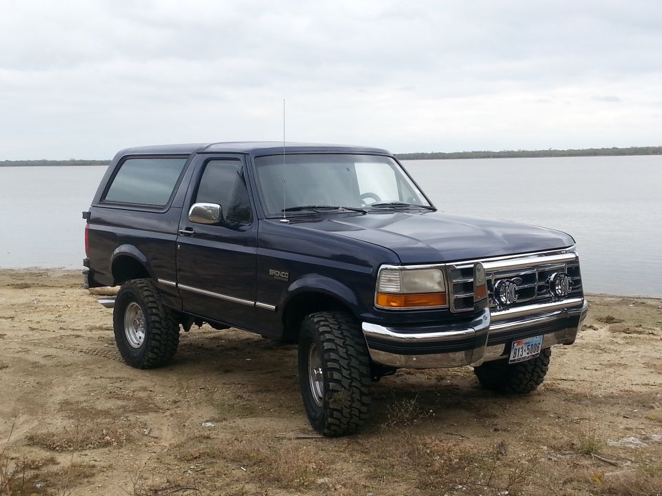 1995 Ford Bronco 3q-front view, dark blue with aftermarket wheels