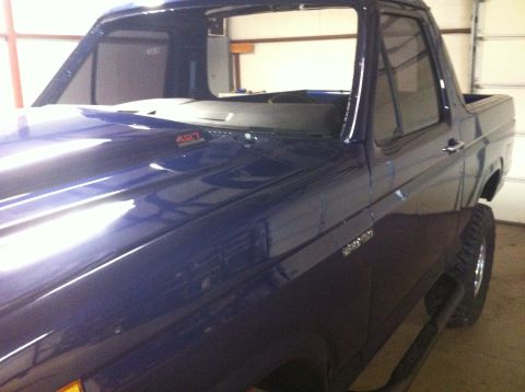 1982 Ford Bronco - This 1982 Ford Bronco has a custom hood with a "427" badge.
