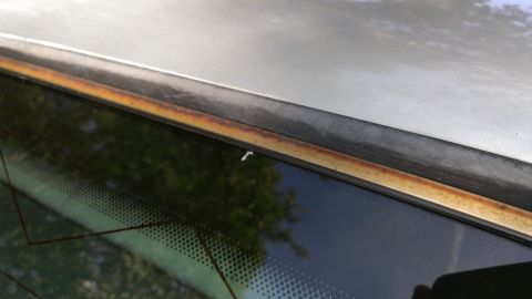 1996 Lincoln Town Car - Rusted chrome trim around rear window.