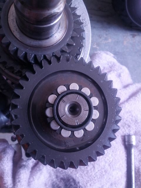 1989 BMW 3 Series - Gears and bearings are shown in this close-up view. Text reading "275" is visible on a component in-frame component.