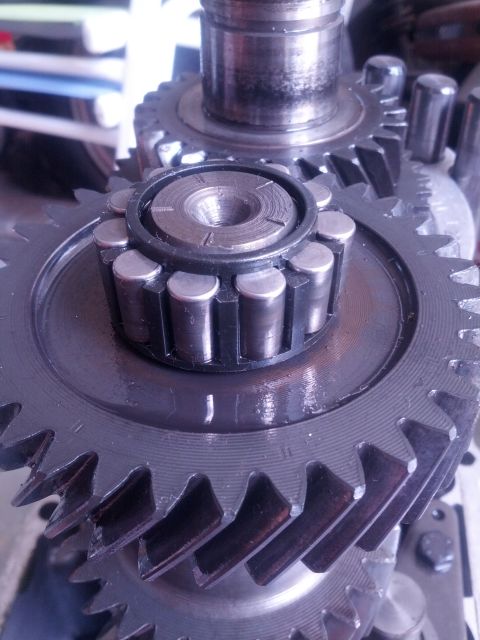 1989 BMW 3 Series - Transmission gears and roller bearing shown in detail.