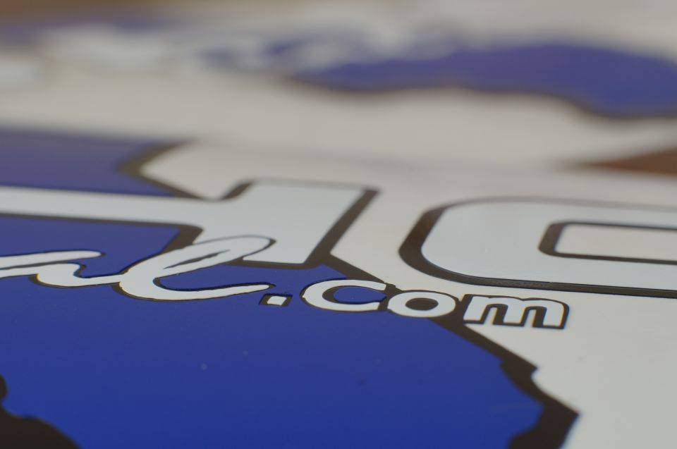 Close-up of a blue and white decal with the text ".com" visible
