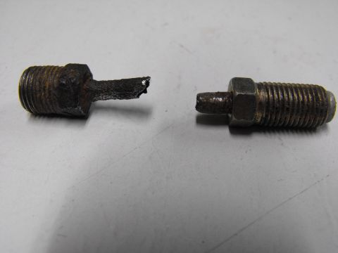 1986 Ford Bronco - Here we are ten years on and Dalton's liquid salt has played havoc with the brake lines. Last time I saved the fittings, as the brake hose…