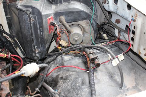 1982 Ford Bronco - All LPG disconnected and fule line reattached direct to engine. Lots of dodgy wiring found in this process.