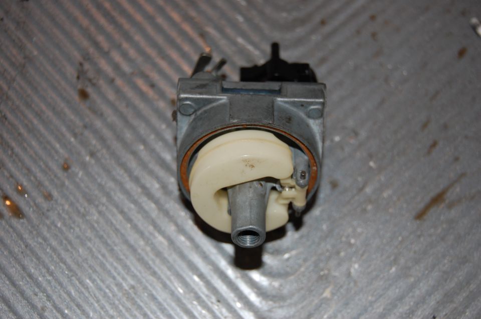 Carburetor with float bowl