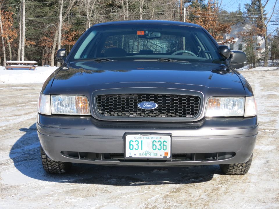 2001 Ford Crown Victoria front view. License plate reads 631 636