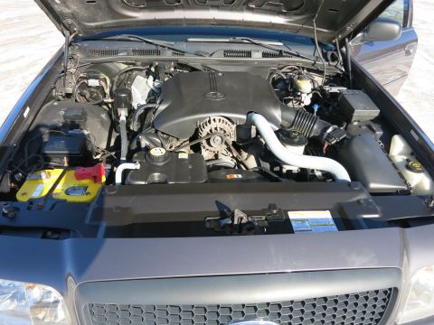 2001 Ford Crown Victoria - The engine bay of a 2001 Ford Crown Victoria, showing the engine and battery.